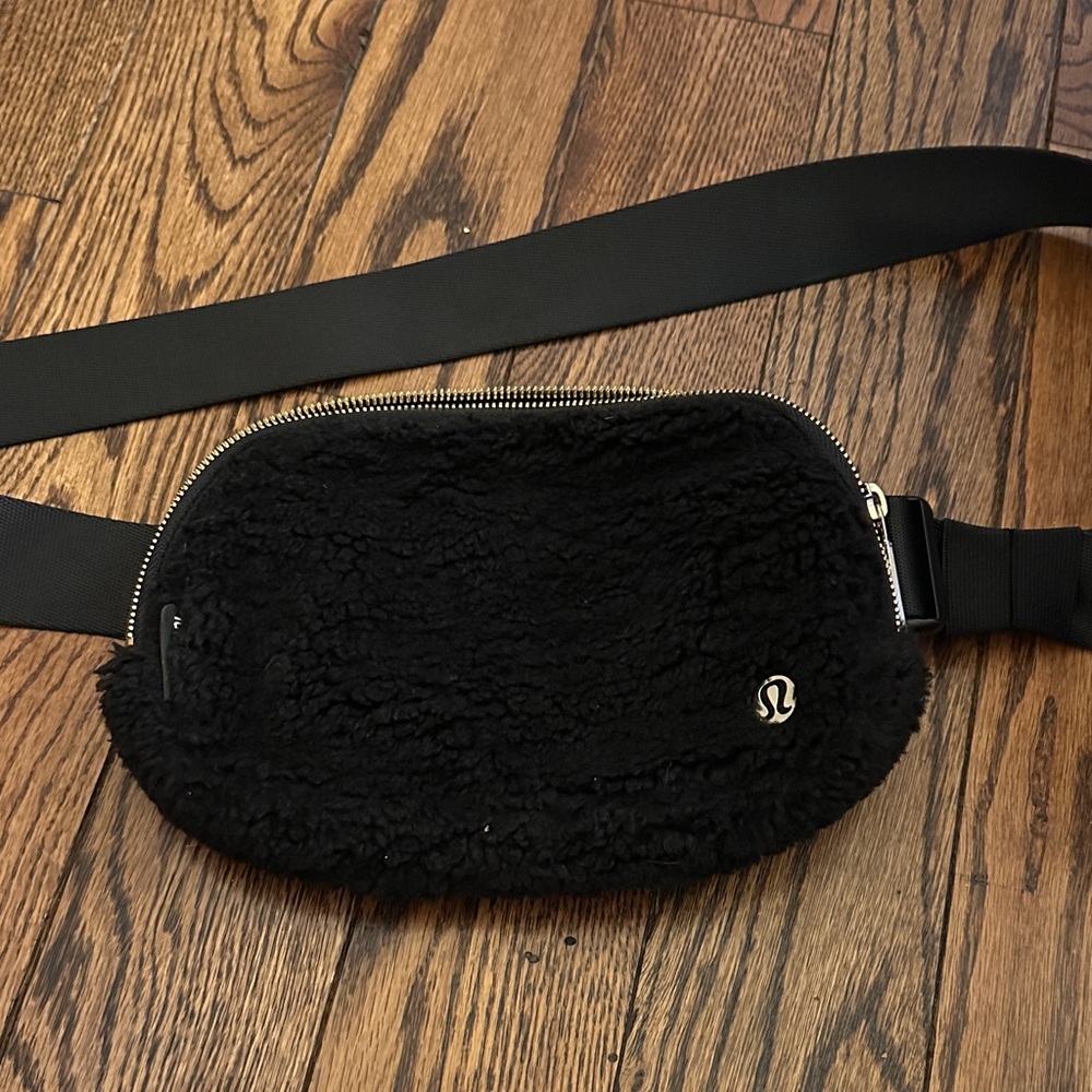 lululemon athletica Black Fleece Belt Bag